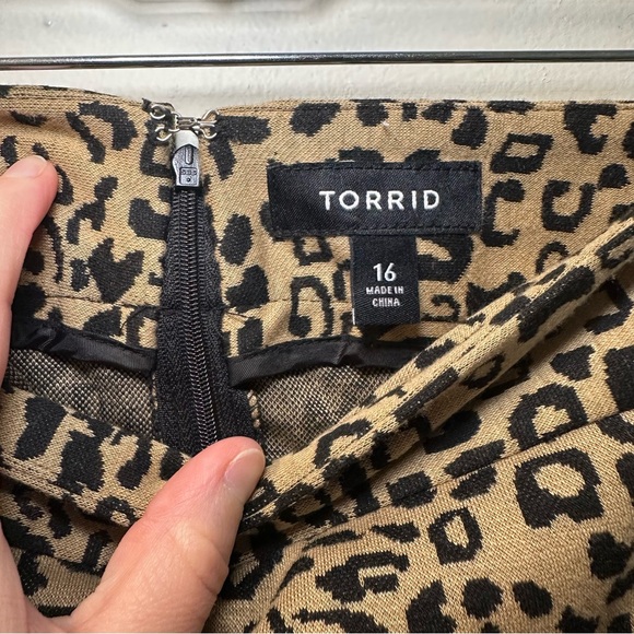 Torrid Women’s Black/Brown All Over Leopard Print Knee Length Pencil Skirt Sz 16 - Picture 4 of 6